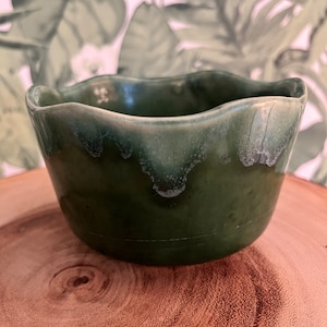 Maceta de cerámica vintage esmaltada verde - Cerámica de mediados de siglo fabricada en los EE. UU. 4204 / Jarrón o cuenco de baratija en perfecto estado / Verde esmeralda