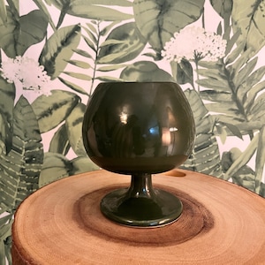 Fioriera in ceramica verde vintage della metà del secolo, stile calice con piedistallo Made in Japan / piccolo vaso verde per la decorazione domestica o lo stile di mensole