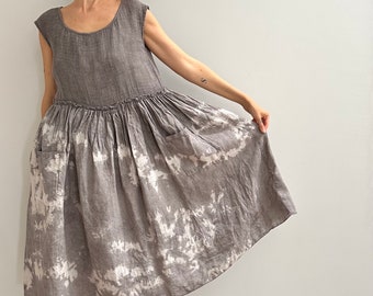 Vestido de lino ligero recogido en verano, vestido sin mangas con volantes teñido a mano en gris teñido ecológico