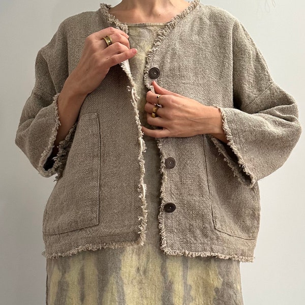 Veste grise épaisse courte courte en lin brut avec boutons en bois, poches et bords bruts, cardigan veste en lin épais naturel non teint