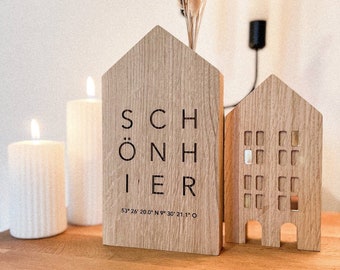 Personalisiertes Deko Häuschen aus Holz "Schön Hier" mit Koordinaten und Trockenblumen