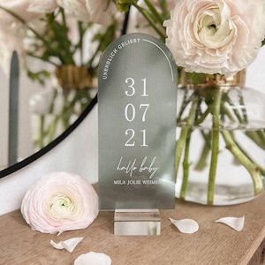 Emotionales Geschenk zur Geburt | Acrylschild mit Fuß aus Acrylblock "Unendlich Geliebt" | personalisiert | Geburtsschild