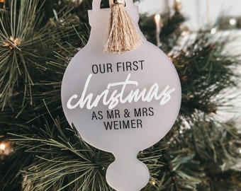 Personalisierter Christbaumschmuck "Our First Christmas" aus Acryl | Weihnachtsbaumschmuck | Weihnachtsdeko | Weihnachtsbaumanhänger |
