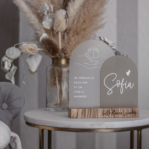 Personalisiertes Geburtsschild aus Acryl mit 3D Namen und Holzfuß | Schild zur Geburt | Geburtstafel | Geschenk zur Geburt