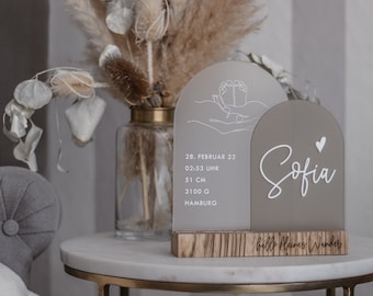 Personalisiertes Geburtsschild aus Acryl mit 3D Namen und Holzfuß | Schild zur Geburt | Geburtstafel | Geschenk zur Geburt