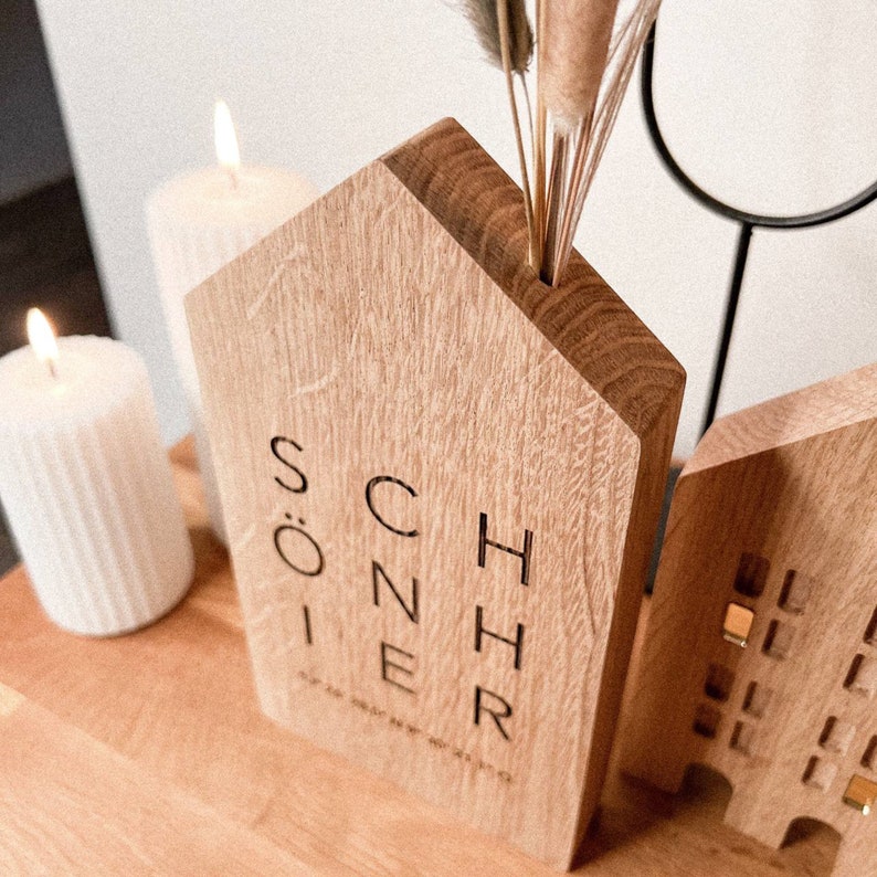 Personalisiertes Deko Häuschen aus Holz Schön Hier mit Koordinaten und Trockenblumen Bild 4