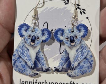 Delfter Print Koala Bär Ohrringe, blau geblümt, Acryl auf Sterling Silber