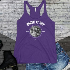 Könnte beinhalten: Lilafarbenes Tanktop mit Racerback und einem weißen Grafikdruck mit der Aufschrift "Skate It Out" mit einem Vintage-Rollschuh-Bild und dem Text "Evolution of Roller Skating, Let's Roll, One Love Around the World, Est. 2020".
