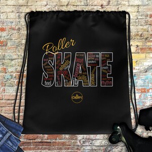 Könnte beinhalten: Schwarze Kordelzugtasche mit den Worten "Roller Skate" in goldenen und roten Buchstaben. Die Wörter sind in einem Kreis angeordnet, wobei sich im Inneren des Kreises weitere Wörter befinden, die mit Rollschuhlaufen zu tun haben. Die Tasche hat einen goldenen Kordelzug und ein goldenes Etikett mit dem Wort "Choopy" darauf.