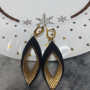 Kolczyki z koralikow, elegancki prezent biżuteryjny. Kolczyki z koralików Peyote, Czarne Złote Wiszące Kolczyki, Elegancki Prezent dla Niej.