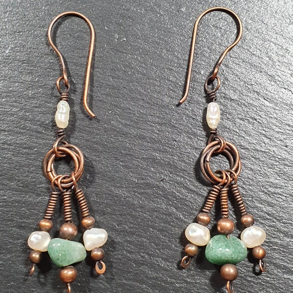 Schöne Ohrringe aus Kupfer mit grünen Steinen und weißen Süßwasserperlen Möbius Blume