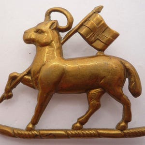 Queens west surrey regiment genuine cap badge with lugs