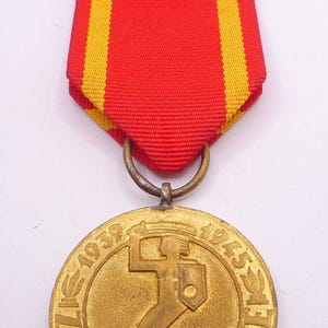 Poland / polish ww2 medal for warsaw (a)