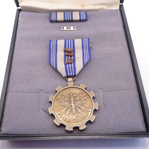 Usa / united states air force achievement medal in case of issue
