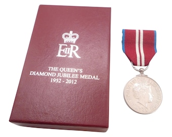 Diamanten jubileummedaille koningin Elizabeth 2012 in speelgoedkenning en spencerdoos (a)