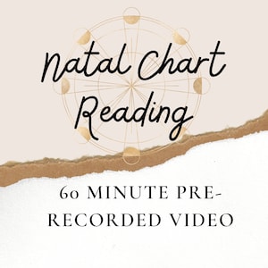 Op de afbeelding: Een gouden en witte afbeelding met een cirkelvormig ontwerp en de tekst "Natal Chart Reading" boven de tekst "60 MINUTE PRE-RECORDED VIDEO".