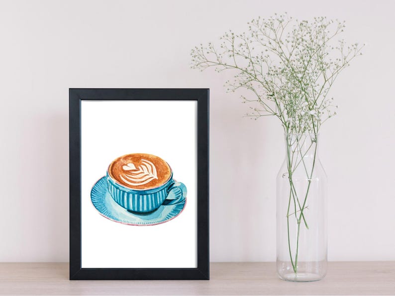 Może przedstawiać: Akwarela cappuccino w niebieskim kubku i spodku w pionowe paski, oprawiona w czarną ramę. Kawa ma wz&oacute;r w kształcie serca w piance. Po prawej stronie znajduje się przezroczysty szklany wazon z białymi kwiatami.