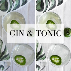 Puede incluir: Dos vasos transparentes con borde salado llenos de un c&oacute;ctel de ginebra y t&oacute;nica. Cada vaso tiene una rodaja de jalape&ntilde;o verde flotando en la bebida. Los vasos est&aacute;n sobre una superficie de madera blanca con una servilleta de tela de patr&oacute;n verde y blanco a cada lado.