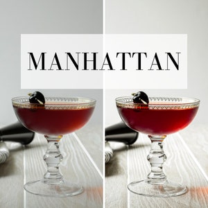 Puede incluir: Dos c&oacute;cteles Manhattan en copas de co&ntilde;ac con cerezas marrasquino sobre una superficie de madera blanca. El texto "MANHATTAN" se muestra en un rect&aacute;ngulo blanco sobre las copas.