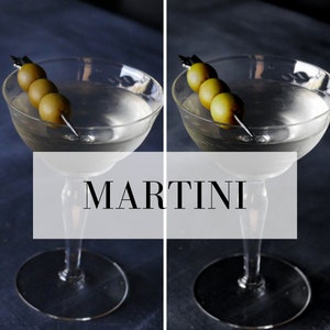 Puede incluir: Dos copas de martini llenas de un l&iacute;quido transparente y adornadas con aceitunas verdes en un palillo. El texto "MARTINI" se muestra en el centro de la imagen.