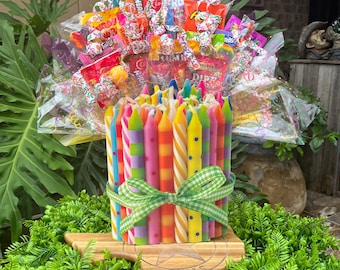 Ramo de dulces y velas coloridas: envía el regalo perfecto de feliz cumpleaños.