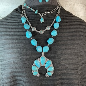 Collana ispirata ai Navajo occidentali, splendida collana a 3 fili con fiori di zucca lavorati a mano e set di orecchini