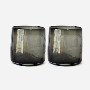Set van 2 zwarte gerookte bekers - handgemaakt gerecycled glas