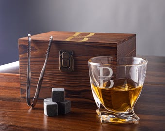 Caja de whisky de madera personalizada con vidrio retorcido, juego de regalo de artículos de bar personalizados, regalos para él