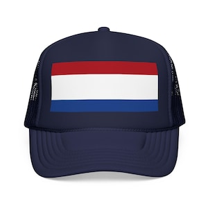 Op de afbeelding: Marineblauwe truckerpet met een ontwerp van de Nederlandse vlag: een rode, witte en blauwe rechthoek. De pet heeft een mesh rug en een gebogen klep. Een modieus accessoire voor dagelijks gebruik.