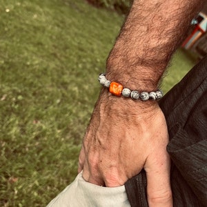 Perlenarmband für Männer Geschenkidee für Männer Grauer Jaspis und quadratischer oranger Achat Edelstein-Armband 8 mm Bild 4
