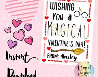 Puede incluir: Una tarjeta de San Valentín imprimible con temática de Harry Potter. La tarjeta presenta un borde a rayas rojas y blancas, un corazón, un par de gafas, una escoba y el texto "Wishing you a magical Valentine's Day! From: Ansley".