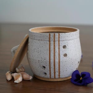 Made to order* Abby Garlic Keeper, Handmade Garlic Kepper, Ceramic Garlic Jar, Ceramic Garlic Keeper, Garlic Storage Jar with Lid