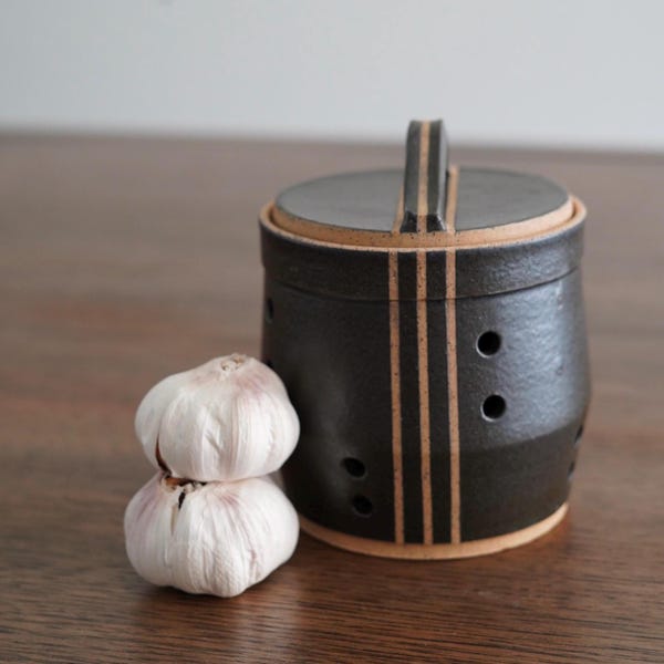 Black Abby Garlic Keeper, Handmade Garlic Kepper, Ceramic Garlic Jar, Gift for Her, Ceramic Garlic Keeper, Garlic Storage Jar with Lid