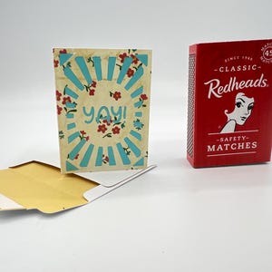 Tarjeta de felicitación en miniatura, de cumpleaños, de celebración o de felicitación. Tarjeta de felicitación en miniatura hecha a mano con el sol naciente y sobre de 3,7 cm (1,5 pulgadas) x 5 cm (2 pulgadas)