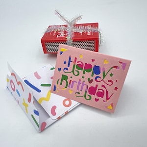 Handgemaakte miniatuur verjaardagskaart en envelop 5 cm (2 inch) x 3,7 cm (1,5 inch). Mini/kleine verjaardagskaart