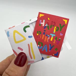 Carte d'anniversaire miniature faite main et enveloppe de 5 cm (2 po.) x 3,7 cm (1,5 po.). Mini/minuscule carte d'anniversaire