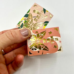 Jolie carte miniature faite main et enveloppe de 5 cm (2 pouces) x 3,7 cm (1,5 pouces). La petite carte indique « Tout ira bien » et comporte un papillon.