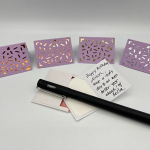Tarjeta mini/diminuta y sobre, diseño de corazón de confeti. Tarjeta de cumpleaños, etiqueta de regalo, tarjeta de felicitación, tarjeta de San Valentín. 5 cm (2 pulgadas) x 3,7 cm (1,5 pulgadas)