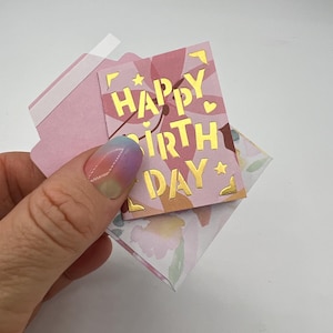 Handgefertigte Miniatur-Geburtstagskarte und Umschlag 5 cm (2 Zoll) x 3,7 cm (1,5 Zoll). Mini / winzige Geburtstagskarte