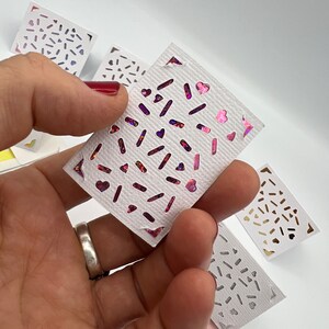 Mini/petite carte et enveloppe, motif coeur confettis. Carte d'anniversaire, carte de voeux, carte de félicitations, carte de Saint-Valentin. 5 cm (2 po.) x 3,7 cm (1,5 po.)