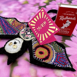 Lindo murciélago de la fruta, zorro volador, con minitarjeta gratis. Inspirado en el Día de Muertos. Flor de Kakadu. //\ *._.* //\