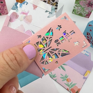 Jolie petite carte de condoléances, carte de vœux et enveloppe de 5 cm (2 po.) x 3,7 cm (1,5 po.) faites main. La carte indique « Tout ira bien » et montre un papillon.
