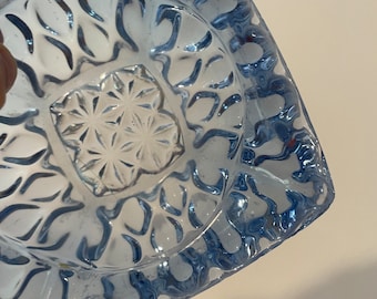 Posacenere retrò anni '60 in vetro blu sfaccettato, di forma quadrata.