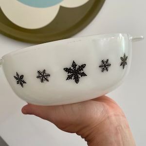 Vintage 70s JAJ Pyrex snowflake bowl
