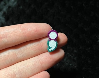 Strichpunkt Pin