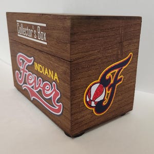 Indiana Fever - Boîte de collection de cartes à collectionner de l'équipe Catlin Clark avec une carte courte imprimée Caitlin Clark