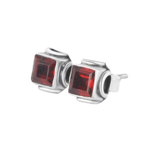 Roter GARNET GEMS massiver 925 oxidierter SILBER Filigraner quadratischer Ohrstecker, Boho Granat Ohrstecker, Steinbock Sternzeichen Januar Birthstone, Australien