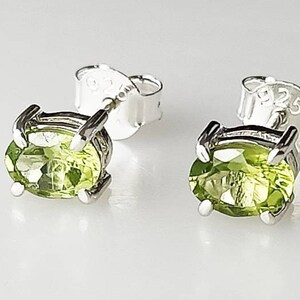 オーバルカットストーンのペリドットスターリングシルバースタッドピアス（プロングセッティング）