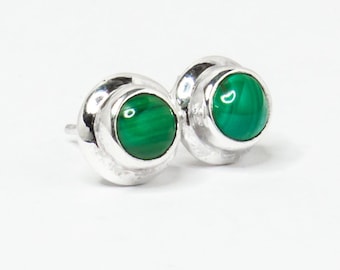 Puede incluir: Un par de pendientes de plata con piedras de malaquita verde.