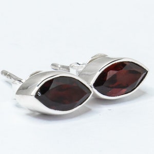 Blattförmige echte rote GARNET Edelstein 925 SILBER Ohrstecker, rote Granat Ohrstecker, Steinbock Sternzeichen Januar Birthstone, Australien